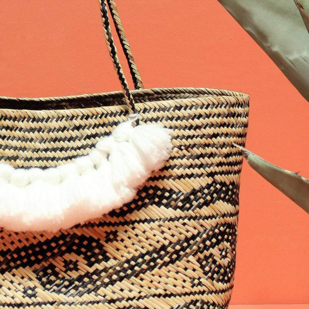 Cocoa Brunn Totes & Beach Bags White Borneo Medio Straw Tote Bag - Hand Bag with White Roman Tassels